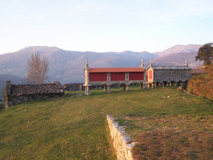 Espigueiros na Aldeia de Brufe © Viaje Comigo