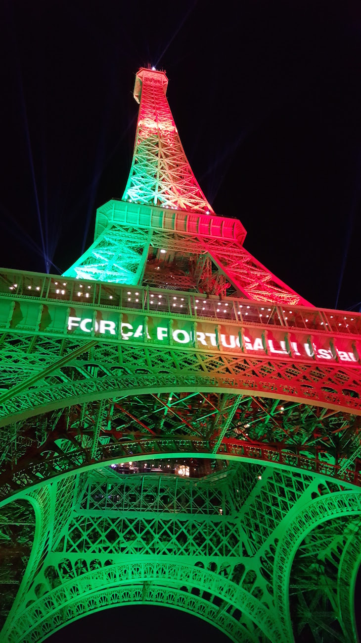 Força Portugal na Torre Eiffel © Viaje Comigo