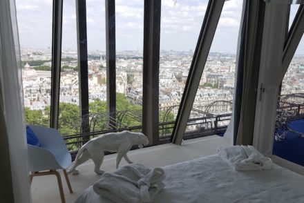Quarto no Apartamento HomeAway na Torre Eiffel, Paris © Viaje Comigo