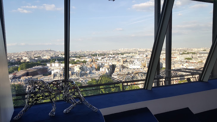 Vista da sala do Apartamento HomeAway na Torre Eiffel, Paris © Viaje Comigo