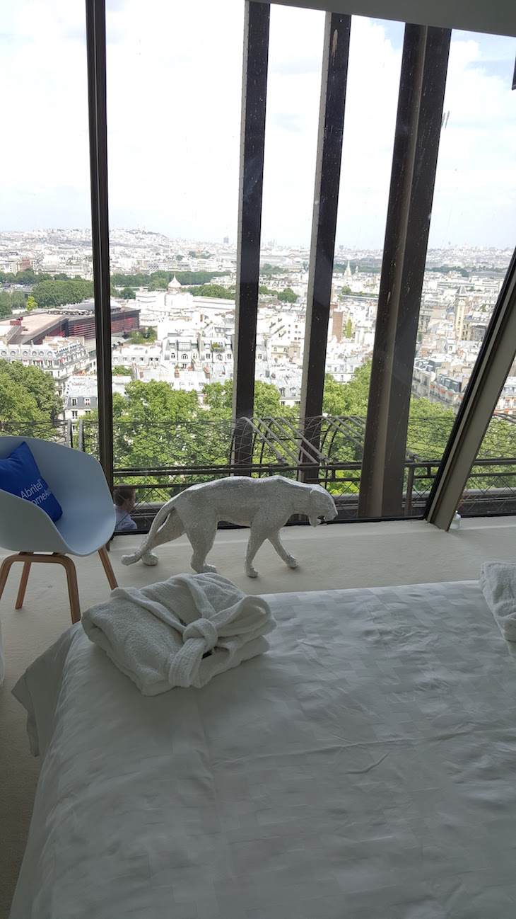 Vista do quarto principal do Apartamento HomeAway na Torre Eiffel, Paris © Viaje Comigo