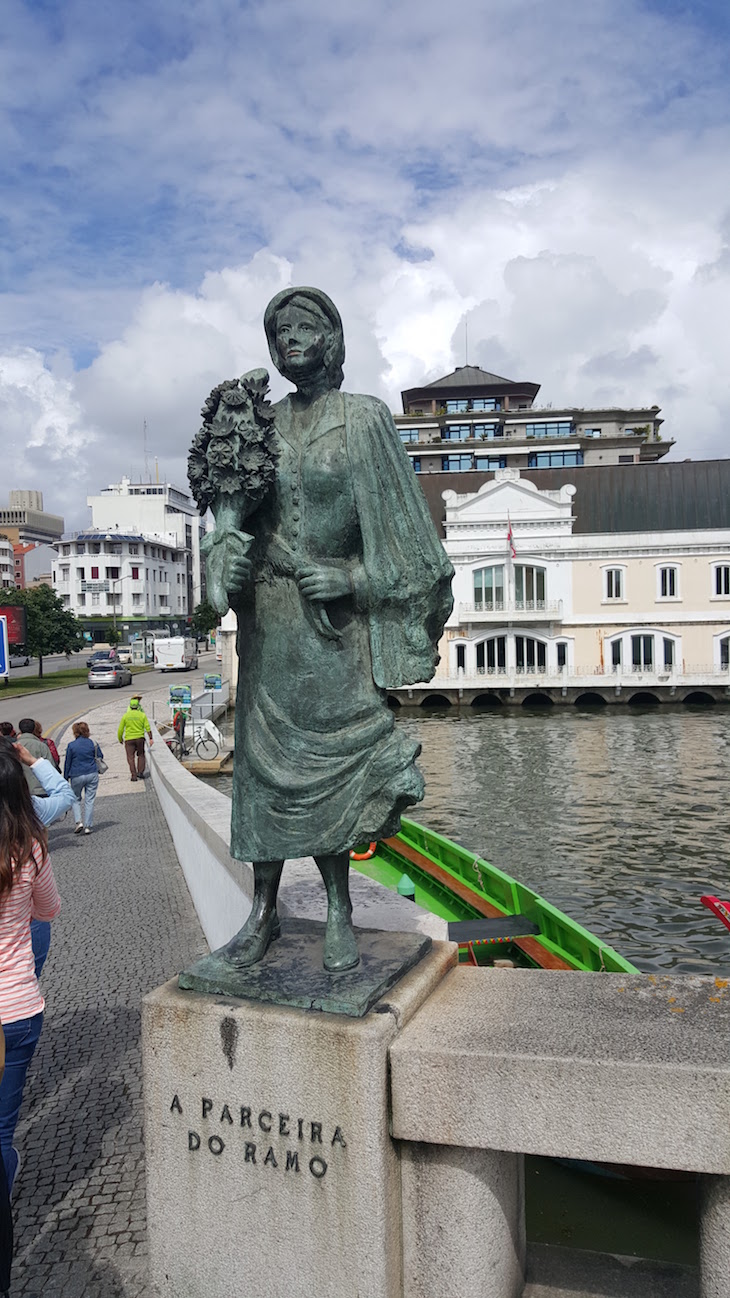 Estátua A Parceira do Ramo - Aveiro © Viaje Comigo