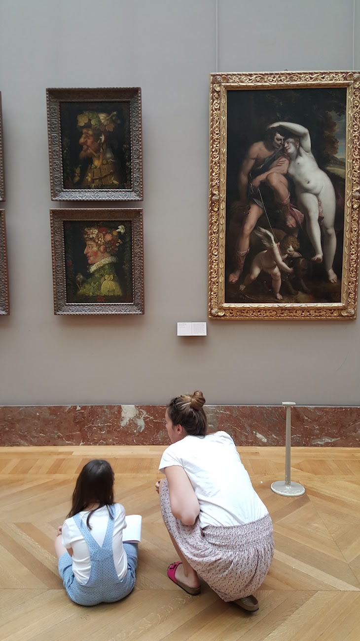 Crianças no Museu do Louvre, Paris © Viaje Comigo