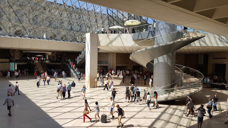 Dentro da entrada do Museu do Louvre, Paris © Viaje Comigo