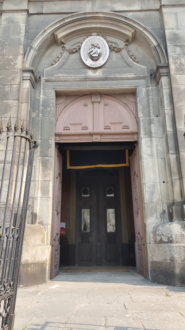 Entrada da Igreja das Almas de São José das Taipas © Viaje Comigo®