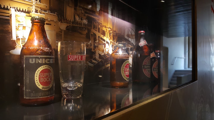 Garrafas antigas na Super Bock Casa da Cerveja © Viaje Comigo