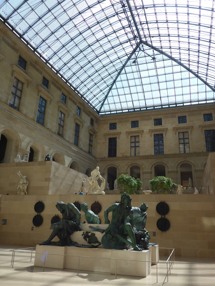 Interior do Museu do Louvre, Paris © Viaje Comigo