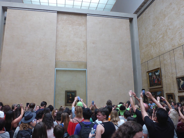 Em redor da Mona Lisa - Museu do Louvre, Paris © Viaje Comigo