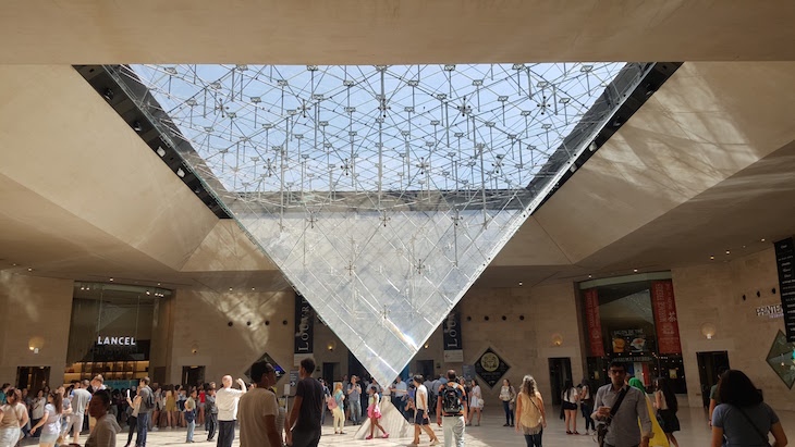 Pirâmide invertida no Museu do Louvre, Paris © Viaje Comigo