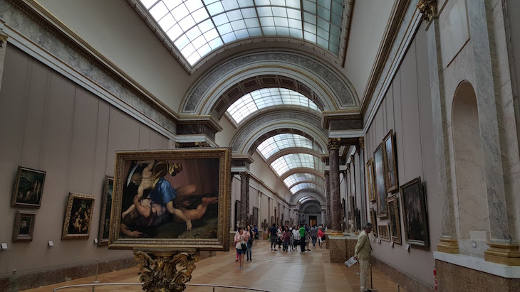 Quadros no Museu do Louvre, Paris © Viaje Comigo