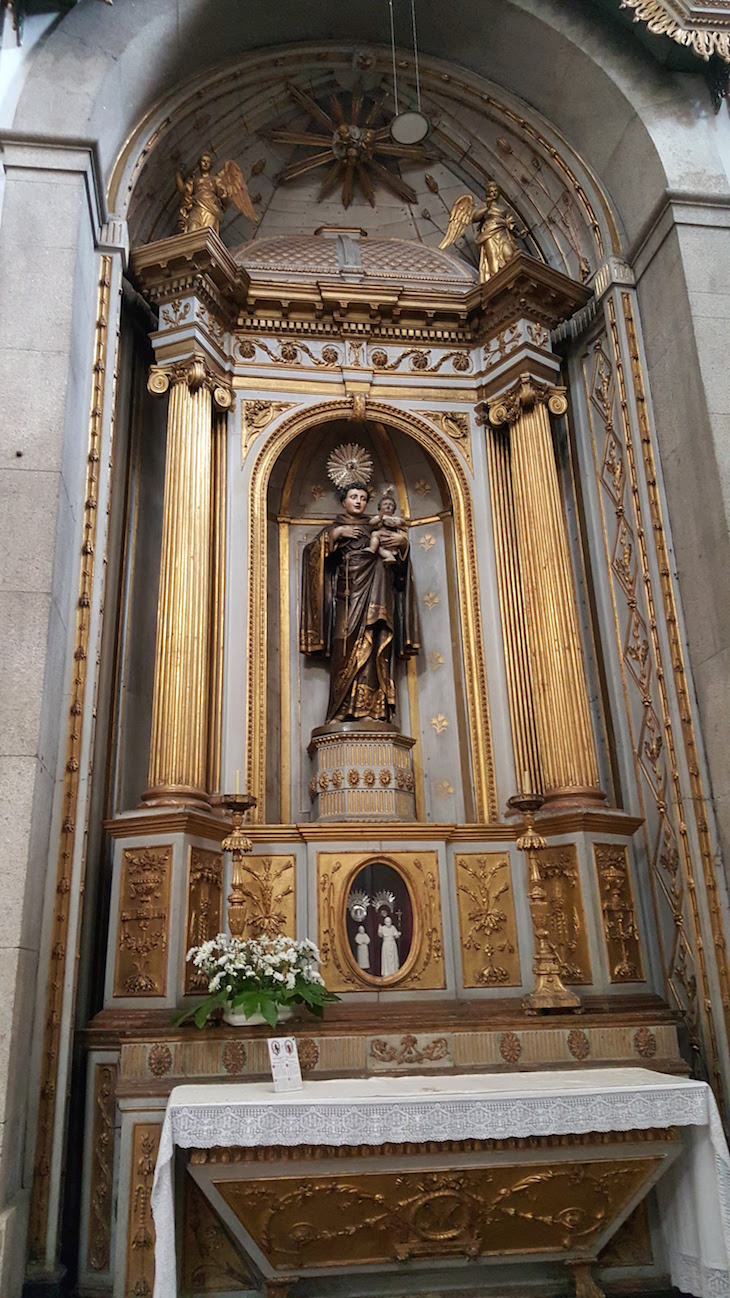 Santo António e imagens dos Papas - Entrada da Igreja das Almas de São José das Taipas © Viaje Comigo