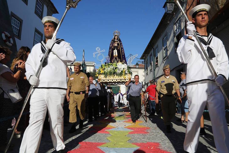 Procissão nos tapetes de sal - Vianafestas - Romaria d'Agonia - Direitos reservados