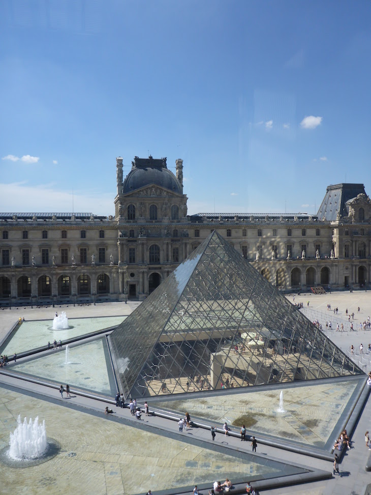 Vista da Pirâmide no Museu do Louvre, Paris © Viaje ComigoVista da Pirâmide no Museu do Louvre, Paris © Viaje Comigo