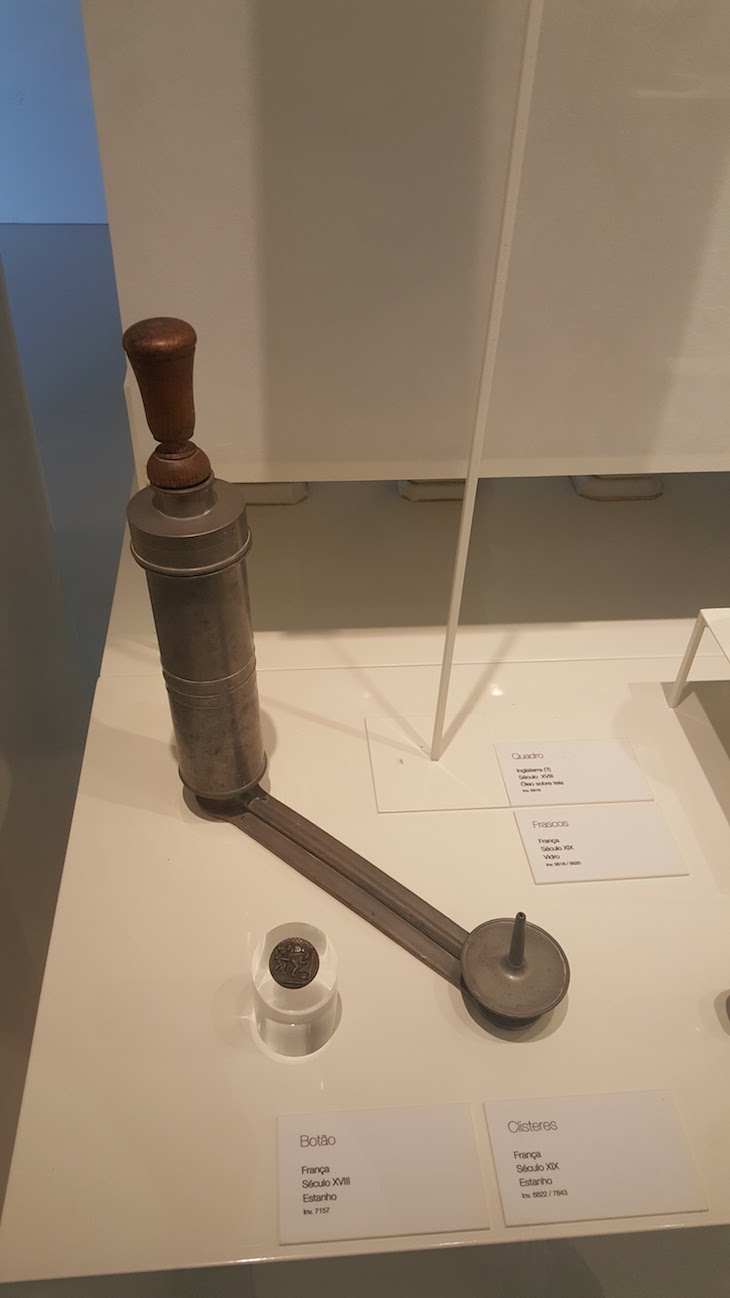 Para aplicação de clister (século XIX) no Museu da Farmácia © Viaje Comigo