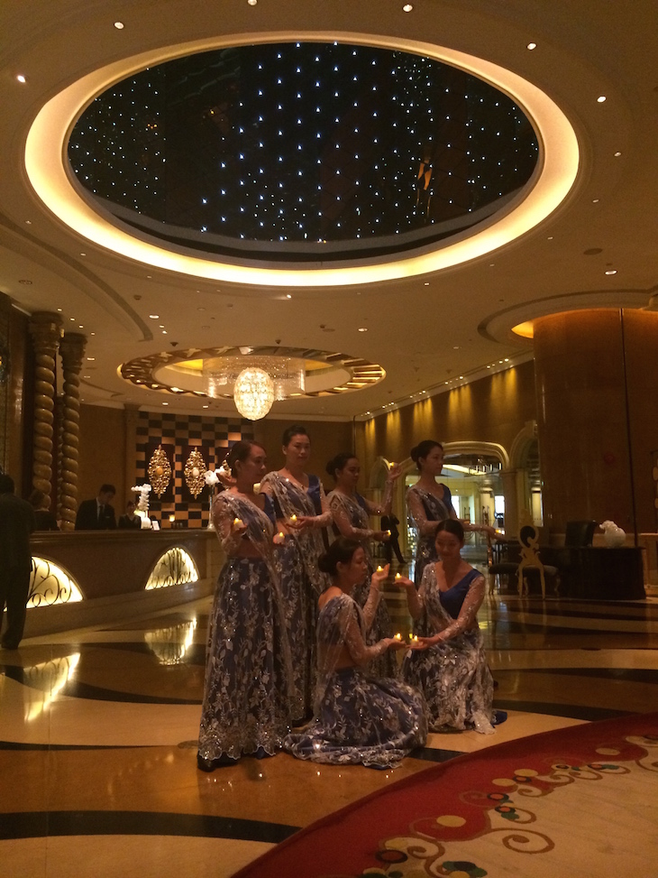 Cerimónia de dança e velas do Sofitel Macau At Ponte 16 © Viaje Comigo