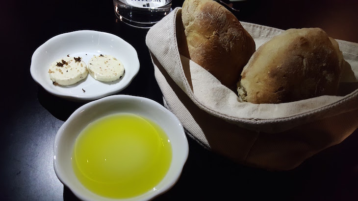 Pão e manteiga no CR7 Corner Bar Bistro © Viaje Comigo