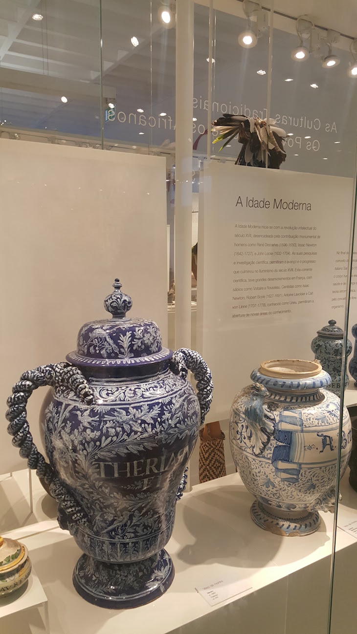 Vasos de porcelana no Museu da Farmácia © Viaje Comigo