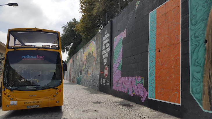 YellowBus junto do Mural da Lionesa - Rota de Street Art © Viaje Comigo