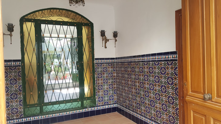 Entrada com azulejos e jardim no interior em Cabra - Andaluzia © Viaje Comigo