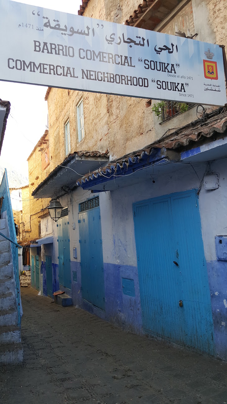 Bairro comercial em Chefchaouen, Marrocos © Viaje Comigo