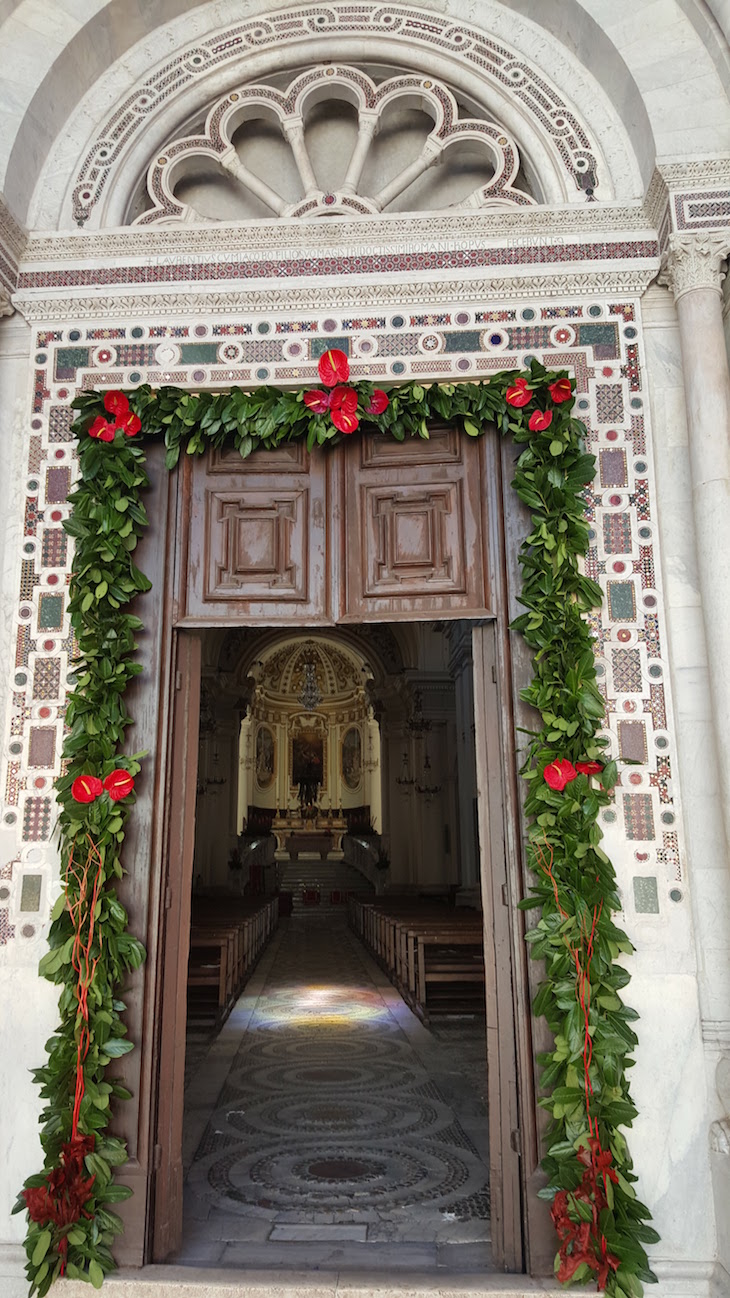 Entrada na Duomo de Civita Castellana - Itália © Viaje Comigo