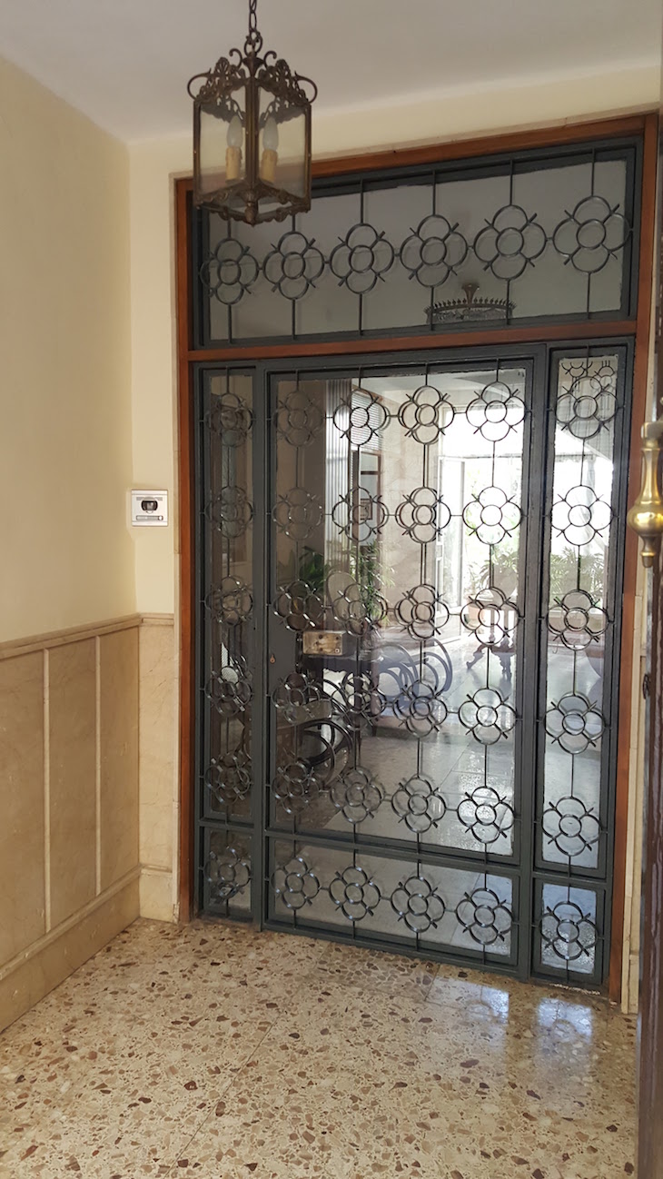 Porta em vidro e vista para jardim interior - em Cabra - Andaluzia © Viaje Comigo