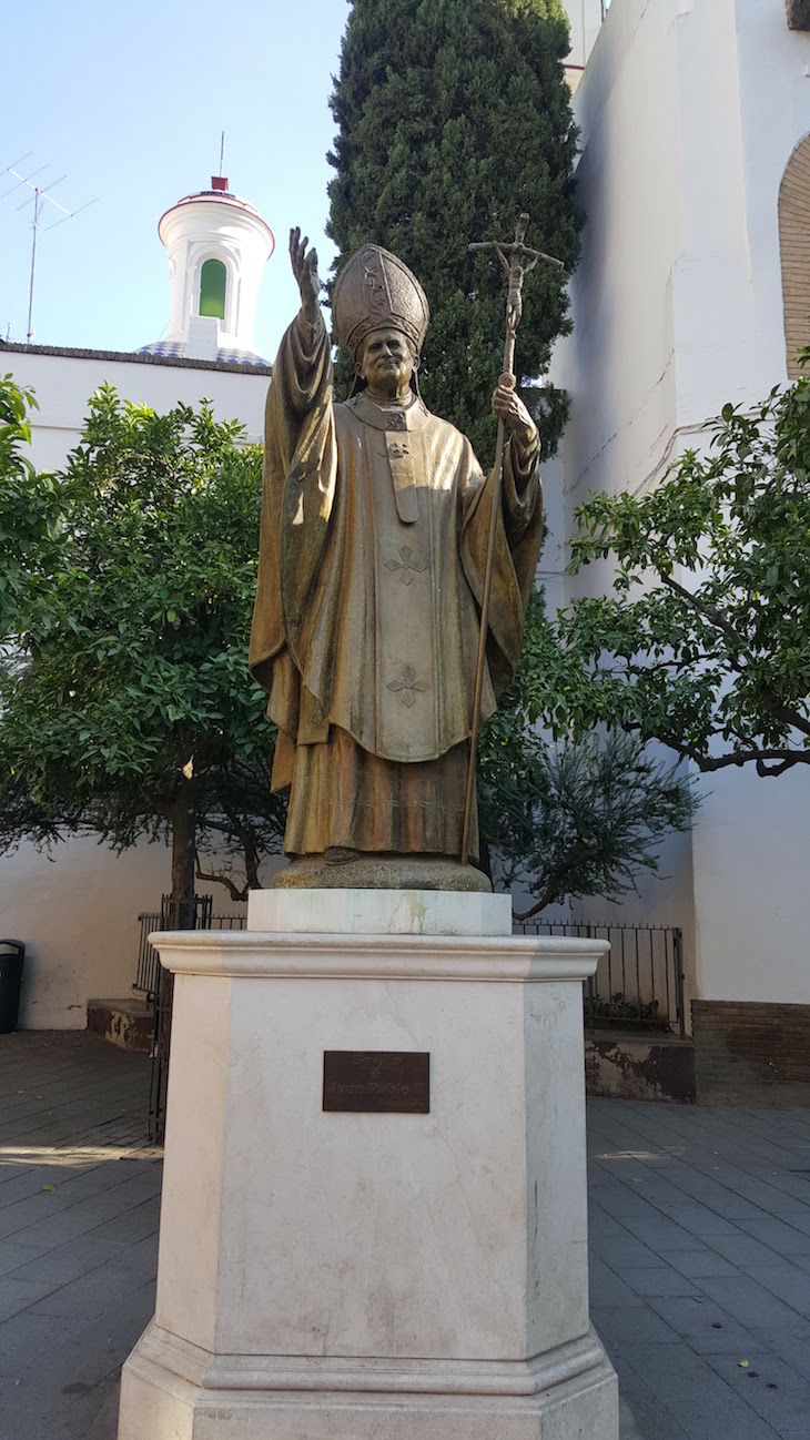 Estátua de João Paulo II frente à Catedral de Sevilha © Viaje Comigo