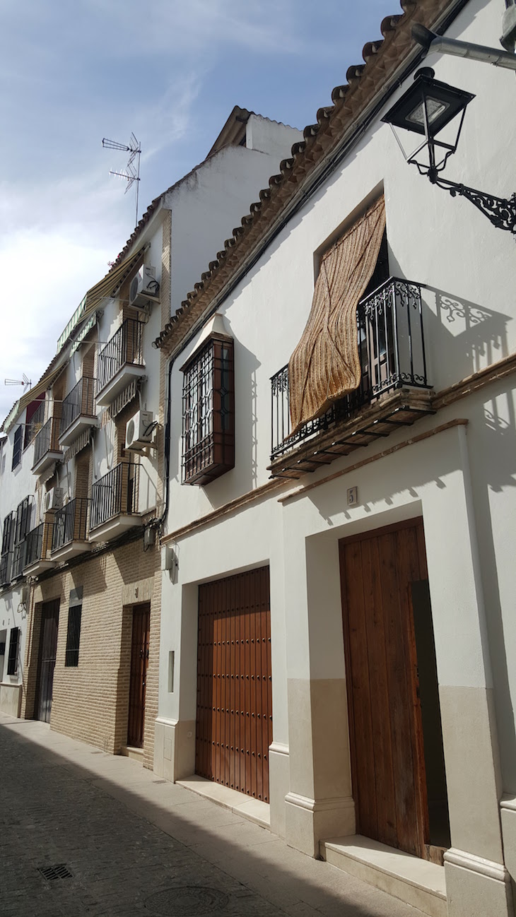 Esteiras tradicionais nas janelas de Écija - Andaluzia © Viaje Comigo