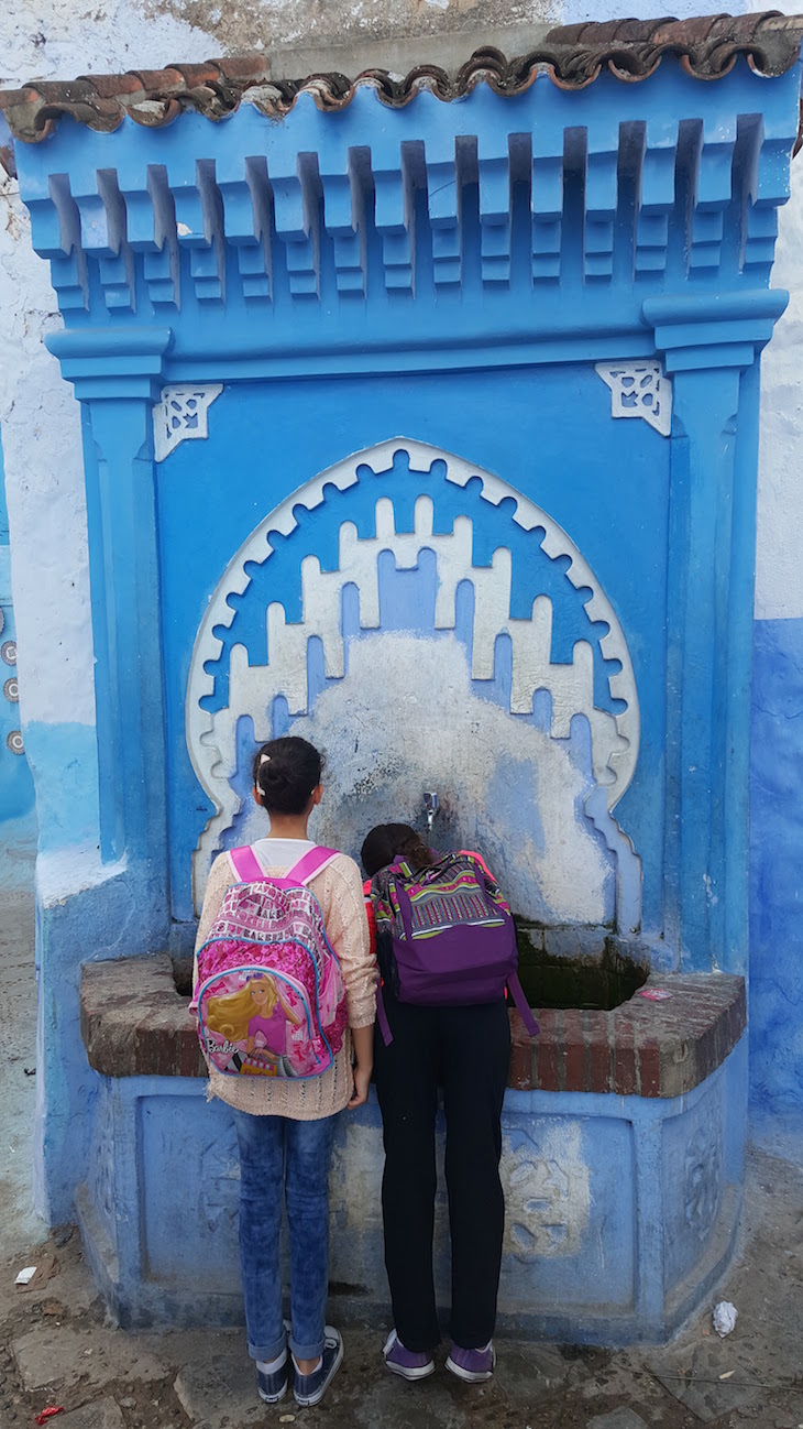 Fonte Bab al Suk em Chefchaouen, Marrocos © Viaje Comigo