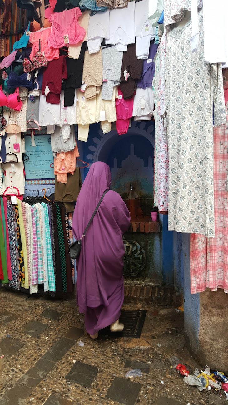 Beber nas fontes de Chefchaouen, Marrocos © Viaje Comigo