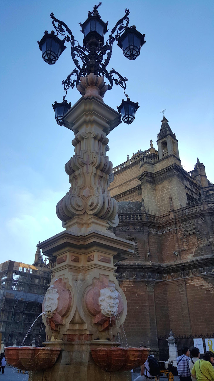 Frente à catedral de Sevilha © Viaje Comigo