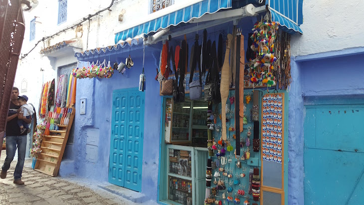 Lojas em Chefchaouen, Marrocos © Viaje Comigo
