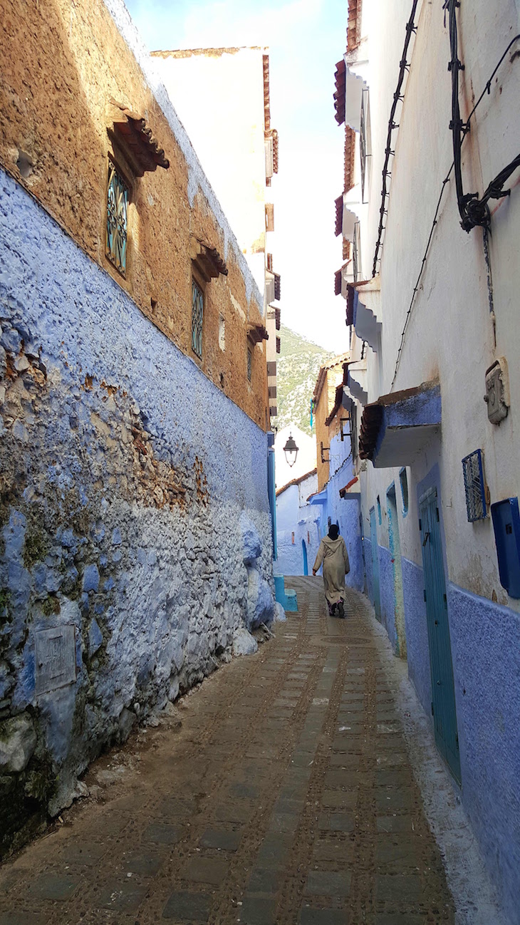 Nas ruas de Chefchaouen, Marrocos © Viaje Comigo