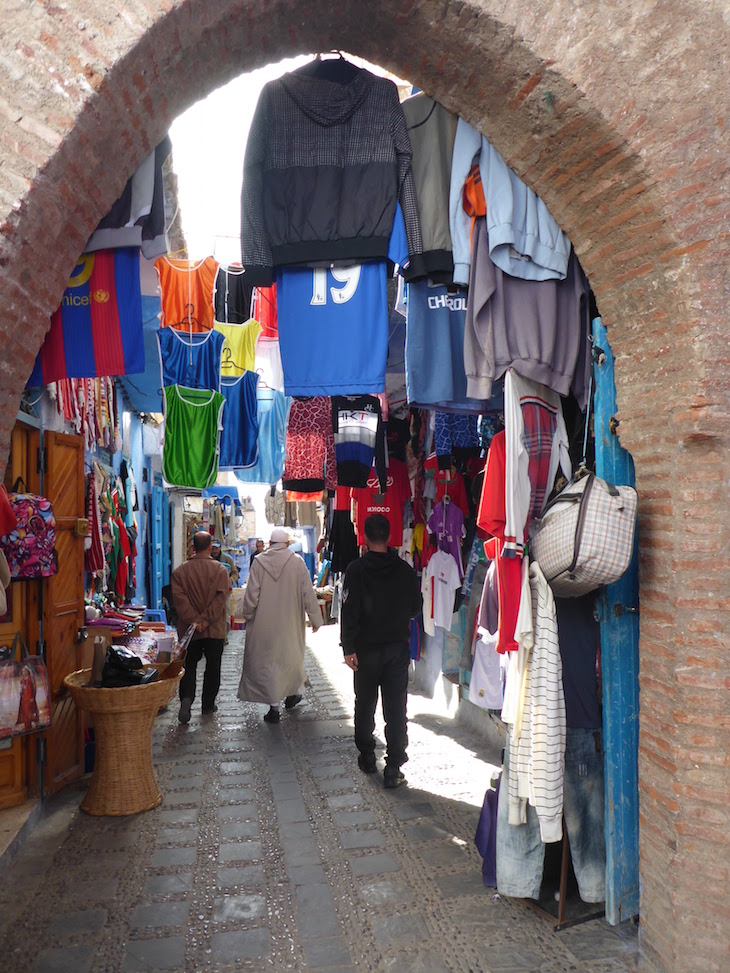 Às compras em Chefchaouen, Marrocos © Viaje Comigo