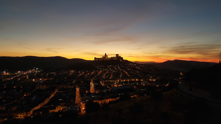 Pôr do sol e Fortaleza de la Mota - Alcalá la Real © Viaje Comigo
