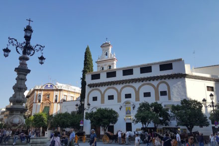 Praça frente à catedral de Sevilha © Viaje Comigo