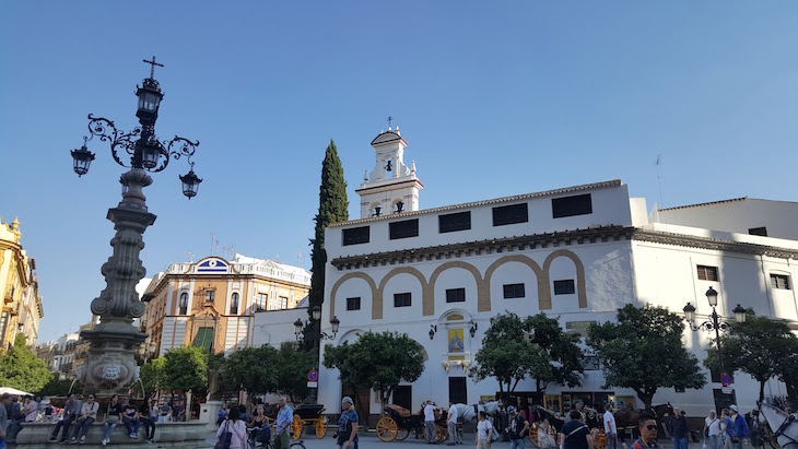 Praça frente à catedral de Sevilha © Viaje Comigo