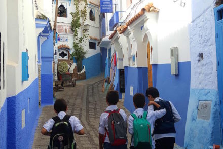 Rapazes em Chefchaouen, Marrocos © Viaje Comigo