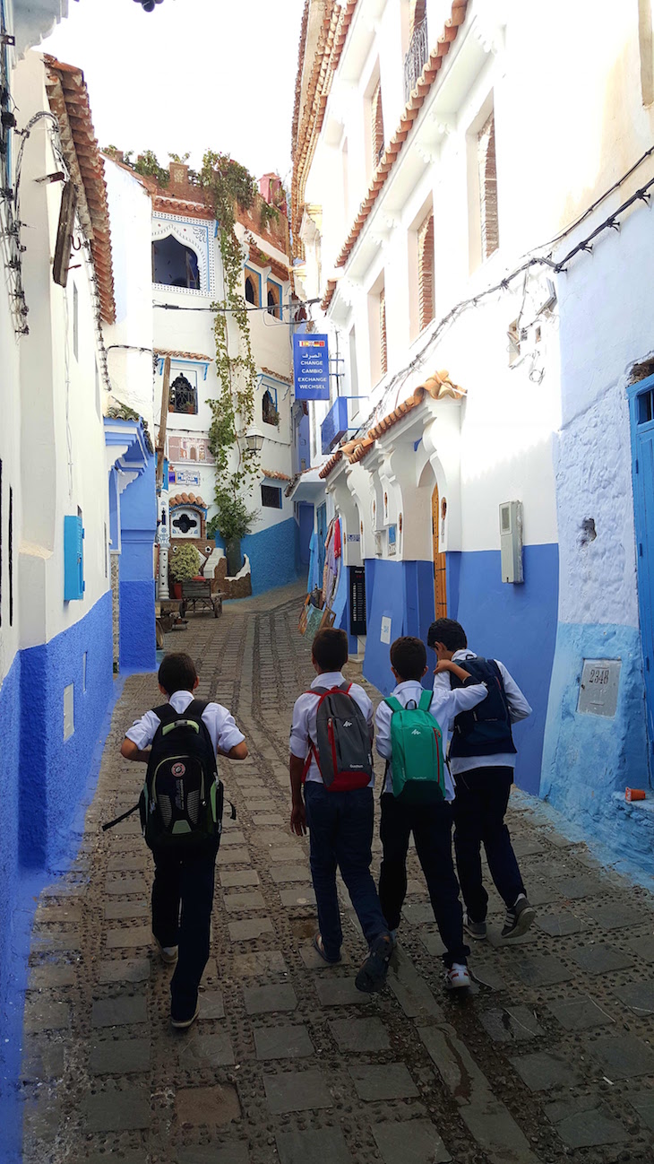 Rapazes em Chefchaouen, Marrocos © Viaje Comigo