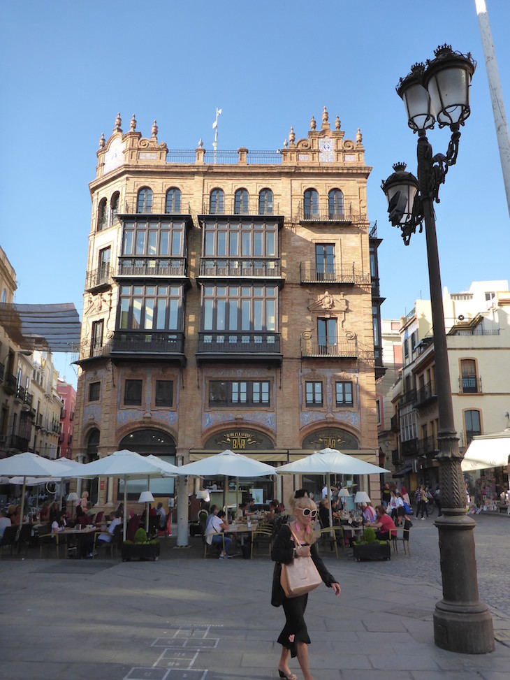 Edifício do Robles Laredo - ao lado do Ayuntamiento - Sevilha © Viaje Comigo