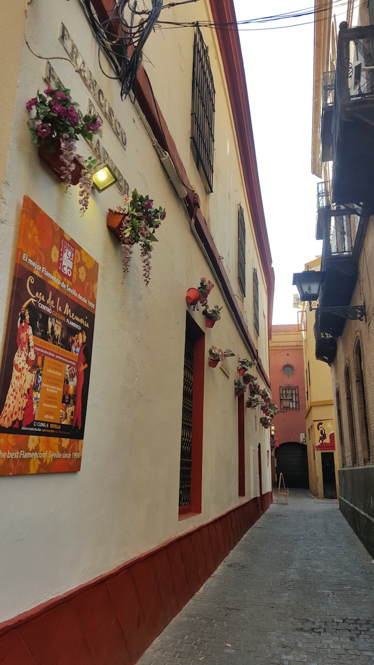 Rua ao lado da Casa de la Memoria - Sevilha © Viaje Comigo