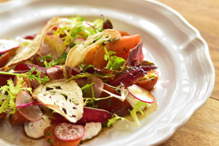 Salada de tutano com tuberculos e pão tostado - DR