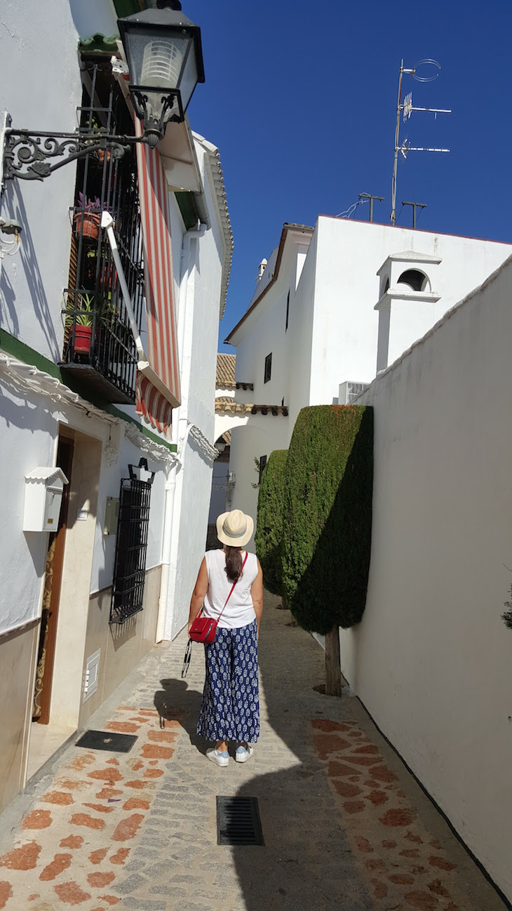 Rua de Cabra: toldos para o sol, paredes brancas e candeeiros típicos - Andaluzia © Viaje Comigo
