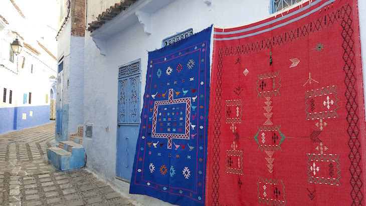 Tapetes em Chefchaouen, Marrocos © Viaje Comigo