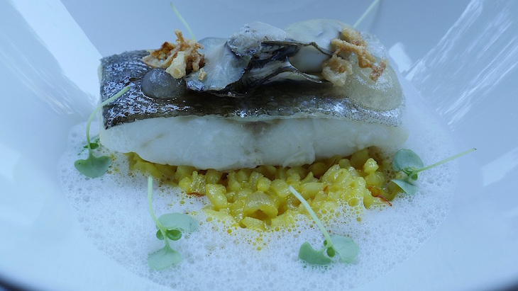 Sofitel Lisbon Liberdade: Bacalhau fresco ao vapor com puré de batata vitelote e espuma de ostras - DR