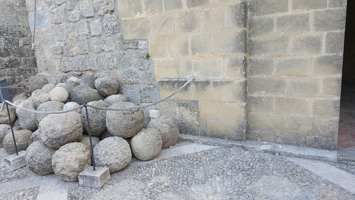 Bolas da catapulta - Fortaleza de la Mota para Alcalá la Real - Espanha © Viaje Comigo