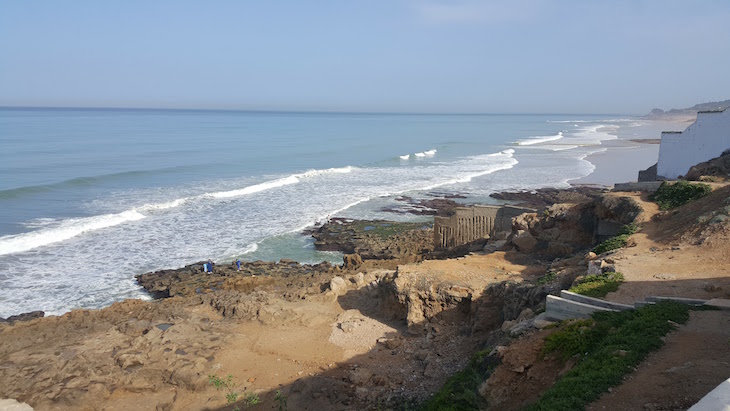 Vista para as praias das Grutas de Hércules, Tânger, Marrocos © Viaje Comigo