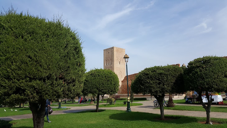 Jardim ao lado da Torre Hassan - Mausoléu de Mohamed V - Rabat, Marrocos © Viaje Comigo