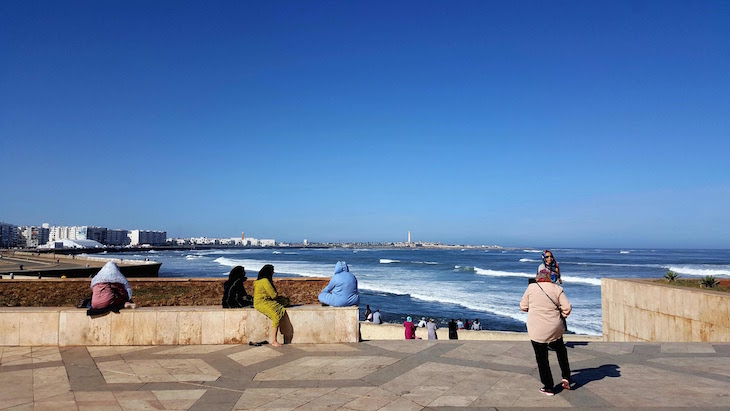 Olhar o mar, ao lado da Mesquita Hassan II - Casablanca - Marrocos © Viaje Comigo