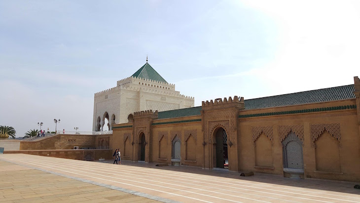 Mesquita ao lado do Mausoléu de Mohamed V - Rabat, Marrocos © Viaje Comigo